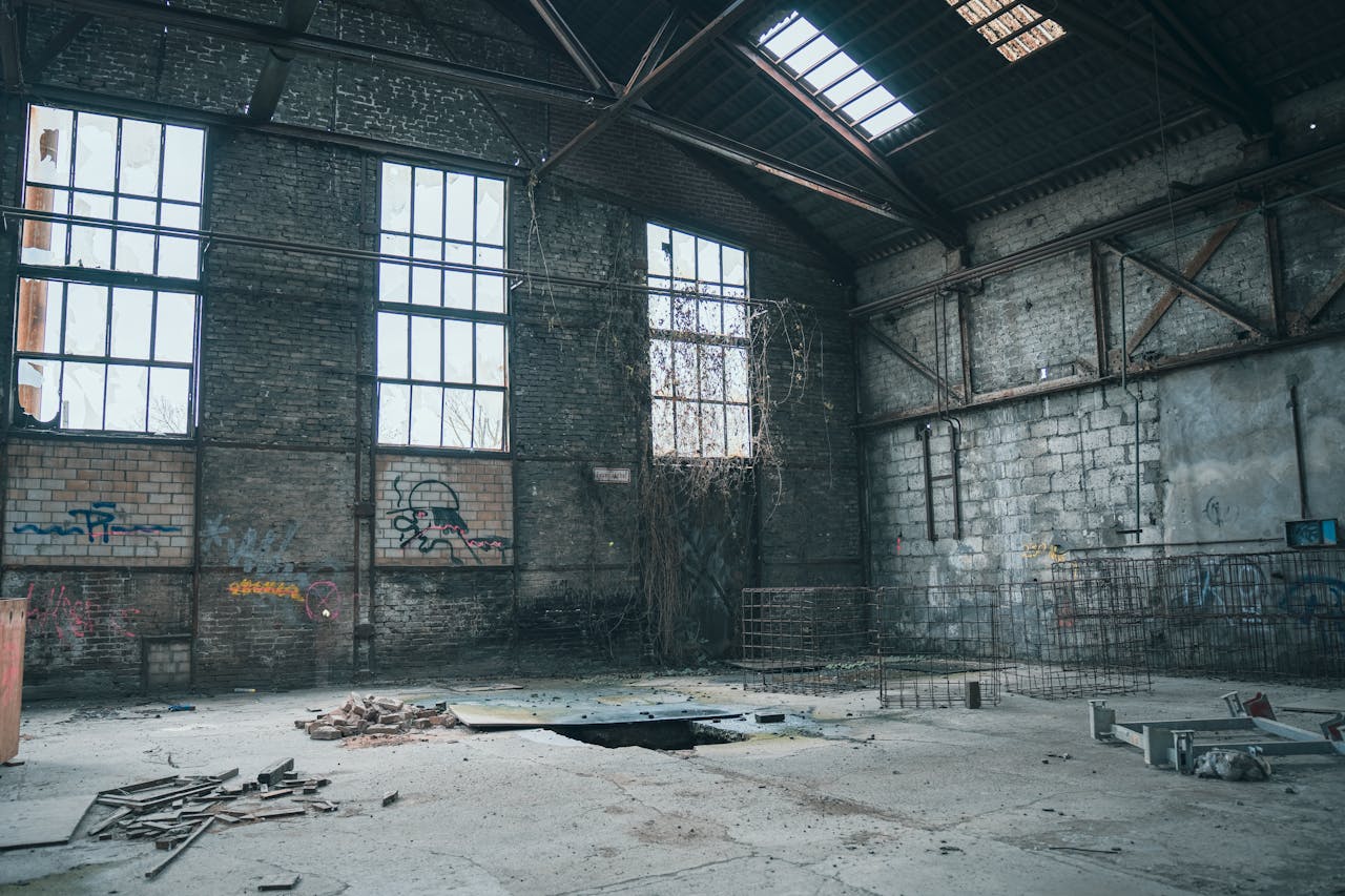 Explore an eerie, decaying warehouse in Köln, Germany, showcasing graffiti and urban decay.